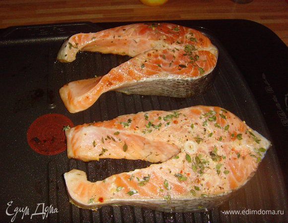 Тем временем приготовим рыбу. Я делала её на гриле, но можно и на сковороде, поджарив с обеих сторон и доведя её до готовности в духовке.