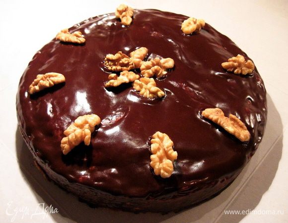 Готовим глазурь. Перемешиваем в небольшой кастрюльке сахар и какао, добавляем масло и ставим на водяную баню. Когда растворится масло, добавляем молоко и помешиваем до гладкого состояния массы.
Глазурью покрываем поверхность торта. Украшаем.
