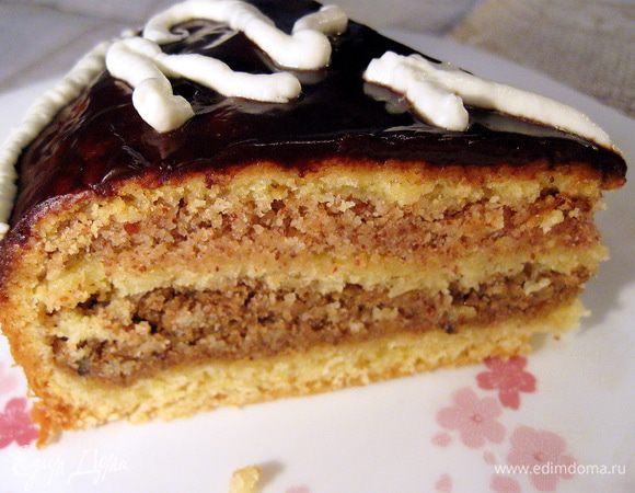 Вариант №2: Орехово-миндальный. Заменяем половину грецкого ореха на измельченный миндаль. Делаем два разных слоя в торте (соответственно, белковую массу делим на 2 равные части и смешиваем её с разными видами орехов).