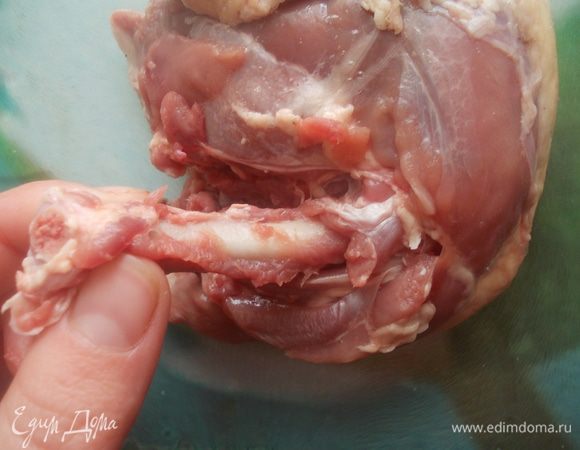 Из утиной ножки нужно удалить крайнюю косточку так, чтобы не повредить целостность мяса.