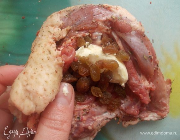 Затем посолить, поперчить и приправить паприкой. В середину, которая осталась пуста после удаления косточки, положить по маленькому кусочку масла и изюм.