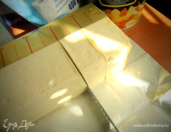 Отрезаем маргарин для выпечки.