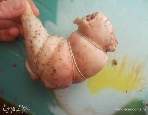 Затем, взять плотную нитку и туго перевязать ножки так,чтобы начинка не вываливалась и осталась в середине.