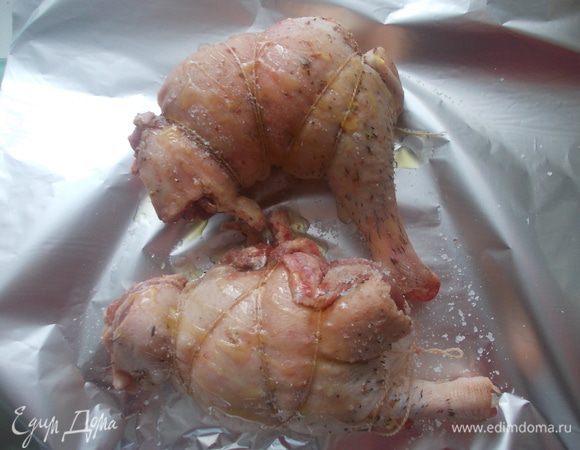 Переложить ножки на фольгу и сбрызнуть оливковым маслом. Завернуть и отправить в духовку на 1 час 20 минут при 180С.