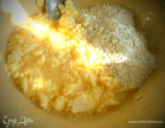 Всыпать сначала стакан муки...