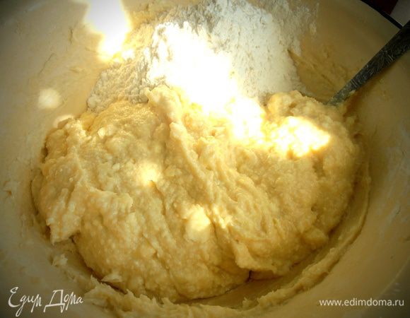 Остальную муку вводим по частям,чтобы не переборщить! 