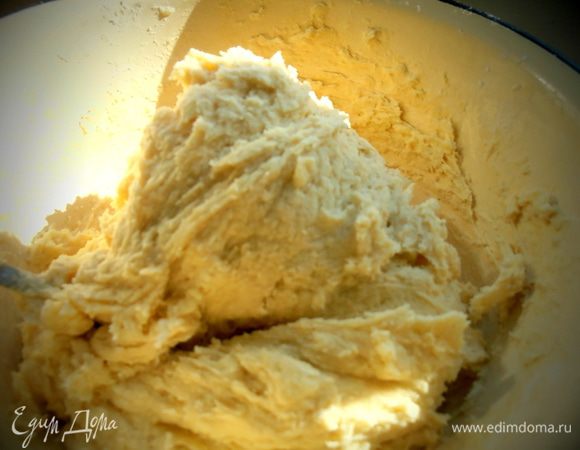 Тесто получится довольно крутое.Отставляем его в сторону и приступаем к начинке!