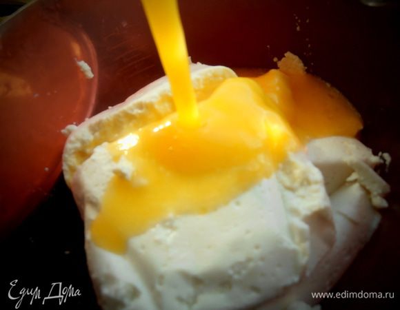 Вливаем взбитую яичную массу в творог.