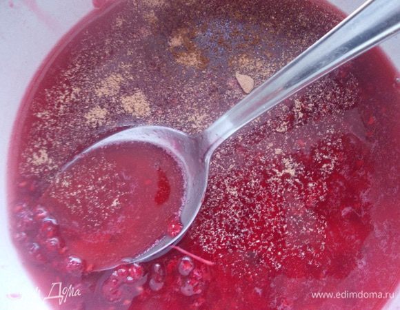 В вино добавить варенье, мускатный орех и гвоздику и уварить до необходимой консистенции.