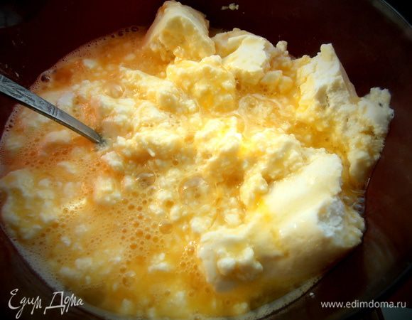 Пробуем на сахар.У меня фрукты из сиропа,поэтому взяла 100 г,но,если будете печь без добавочек,можно увеличить сахар до 130 г.