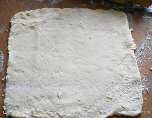 Дело тесто на 2 части, и каждую раскатываем в пласт