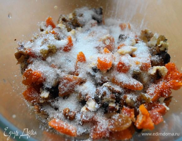 Для начинки: курагу промыть и порезать, изюм промыть, орехи измельчить. Смешать все в одной чашке и добавить сахар, перемешать