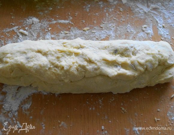 Начинку выложить на раскатанный пласт теста и скатать в рулет