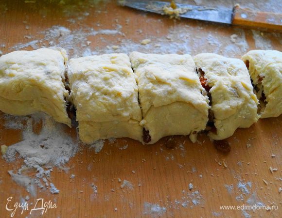 Нарезать рулет на несколько частей, выложить на противень и поставить в разогретую до 200 градусов духовку на 15 минут