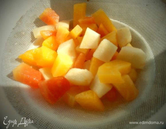 Откидываем на сито,чтобы вся жидкость стекла (потом можно просто выпить живительный нектар,иначе не назовёшь)))