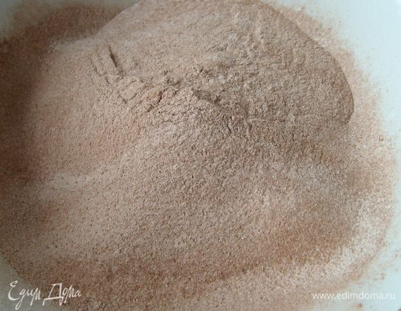 Просеять муку, сахарную пудру, какао и разрыхлитель два раза.