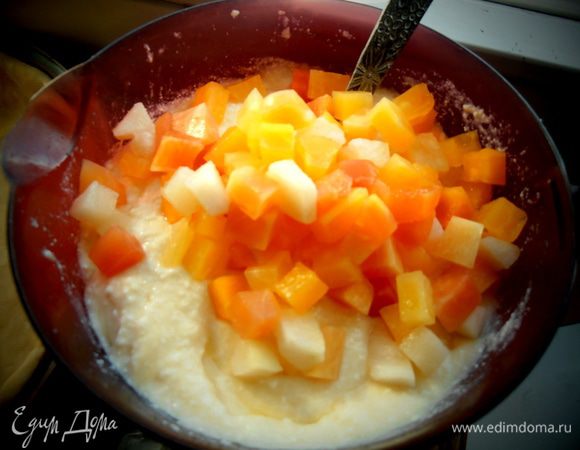 Нарезаем,если нужно,на кусочки и высыпаем в творог.Перемешиваем.