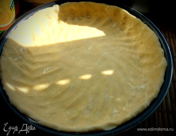 Тесто постояло и его можно размять по форме,макая пальцы в муку,если прилипает.