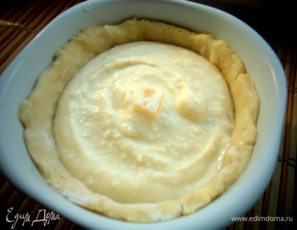 Заливаем её тоже остатками начинки и отправляем обе формы в разогретую до 180* духовку.