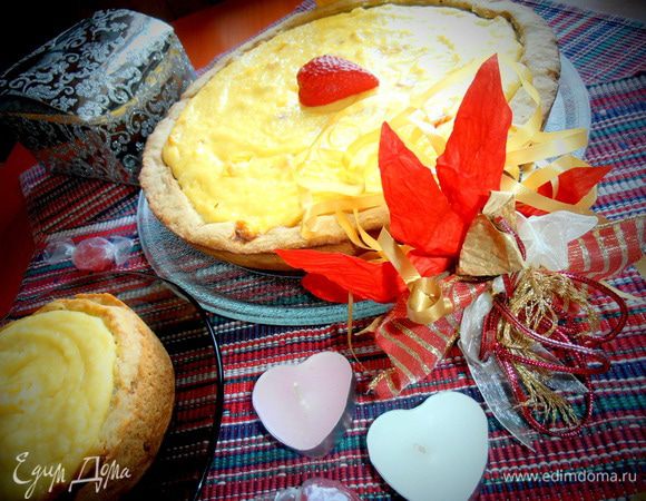 Достаём на большое блюдо (я использовала тарелку из микроволновки!) нашу новоиспечённую ватрушечку и её продолжение))