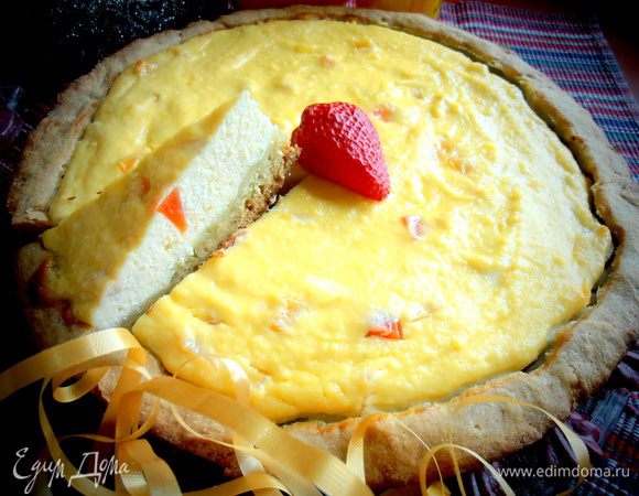 Теперь можно не торопясь отрезать кусочек ароматной,нежной ватрушки (кто хочет,может выпечь прямоугольником и нарезать на квадратики,но я пошла классическим путём нарезания пирога...по-домашнему!).