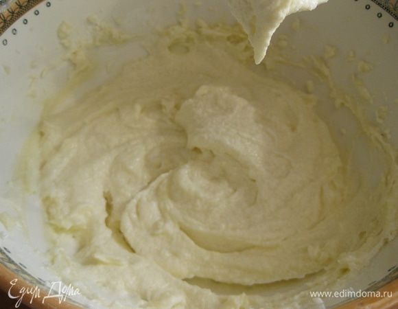 Перед тем как готовить все продукты желательно за час выложить из холодильника. Размягченное масло взбить с сахаром до бела. Добавить протертый творог и взбить всё вместе (творог желательно брать не меньше 9% жирности). Добавить ваниль.