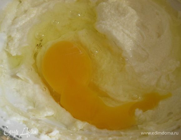 По одному ввести яйца и взбить.