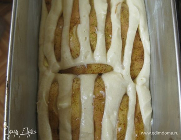 Грушу нарезать вдоль пластинками. Форму смазать маслом, вылить в неё тесто и в тесто выложить кусочки груши. Выпекать при 160 градусах около часа,конечно все зависит от вашей духовки,так что проверяйте время от времени! Если кекс не пропекся,а верх уже подгорает, накройте его фольгой.