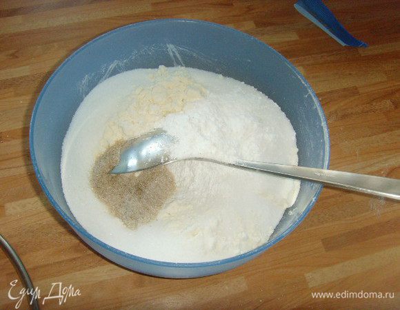 сначала соединяем сухие ингридиенты:  муку, пекарский порошок, сахар, ванилин, соль. Отдельно растопить 40 г масла, дать ему чуток остыть