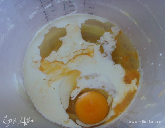 вторым этапом соединяем жидкие ингридиенты:  яйца чуть взбить со сливками, добавить жидкое масло