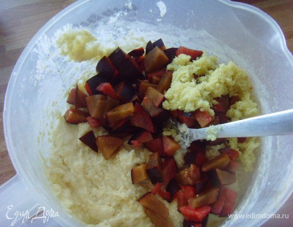 соединить жидкие продукты с сухими и быстро ложкой вымешать тесто. Добавить начинку ,мелко нарезанную сливу или очищеное от кожицы и покрошенное  яблоко.