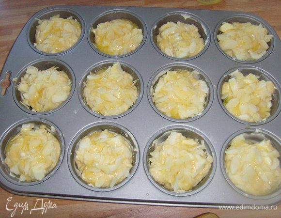 Формочки смазать маслом, посыпать мукой или сахаром. Я  использую спец. бумажные заготовки. Наполнить формы тестом  на 2/3,  посыпать сверху миндальными лепестками. Растопить 40 г масла  и полить им  маффины. Это придаст им сливочный вкус, румяную корочку и хрустящюю текстуру миндалю.