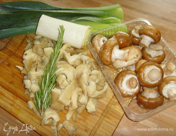 Грибы подойдут любые, лучше, чтобы  было несколько разных сортов. У меня коричневые шампиньоны и вешенки (если не ошибаюсь)