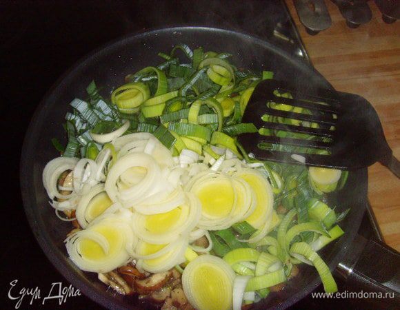 Порей добавить к грибам, протушить всё вместе несколько минут