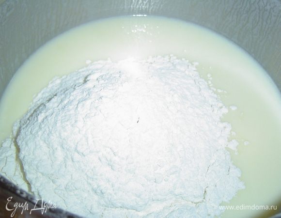 Муку просеиваем, соединяем с содой и добавляем в кефирную массу.