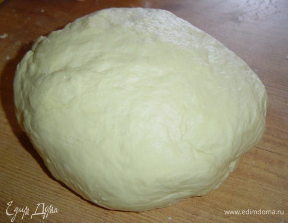Замешиваем мягкое, эластичное тесто, которое накрываем пищевой пленкой и отправляем в холодильник на пару часов.