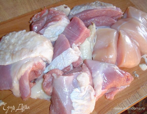 Пока тесто отдыхает займемся начинкой. Курятину и индюшатину моем и нарезаем крупными кусками.