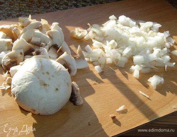 Очищаем лук и нарезаем небольшими кусочками, также поступаем с шампиньонами.
