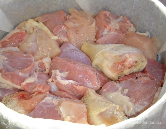 На этот слой выкладываем кусочки птицы, размещая плотно друг к другу, а затем добавляем оставшийся лук,