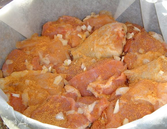 и опять посыпаем специями, а также солью и черным перцем.