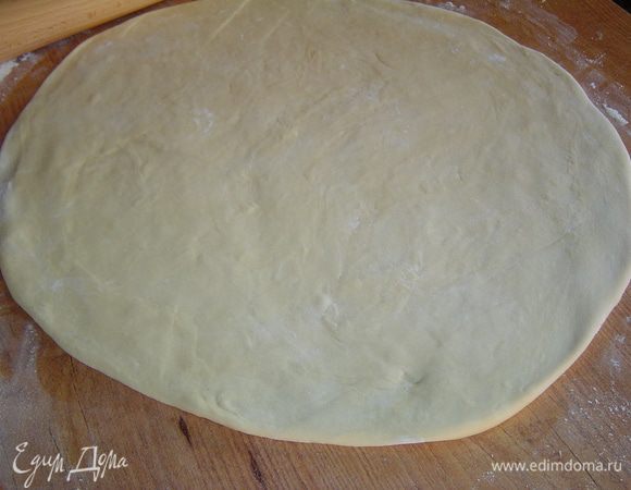 Достаем тесто из холодильника и раскатываем его так, чтобы диаметр лепешки был больше чем форма.