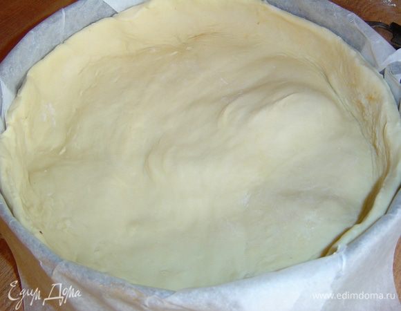 Накрываем тестом мясо птицы,