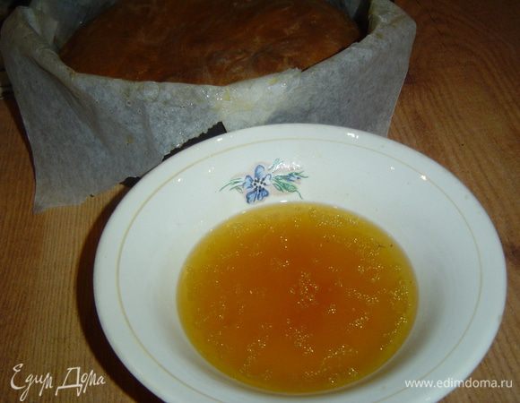 а затем осторожно сливаем образовавшуюся жидкость в миску, но не выливаем. Подбираем блюдо соответствующего диаметра, накрываем им форму и аккуратно переворачиваем. После этого поливаем мясо слитой жидкостью.