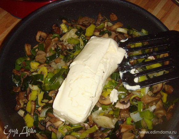 добавить плавленый сыр, влить сливки и довести всё на маленьком огне до готовности.Перец и соль добавить по вкусу.