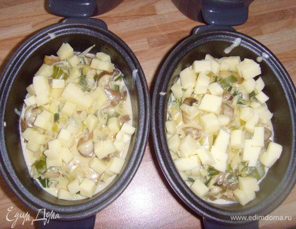 ...а выложив его в формочки для запекания (кокотницы) и посыпав сыром (у меня гауда), запечь в духовке до появления румяной корочки, можно насладиться им как отдельным блюдом... Приятного аппетита!!