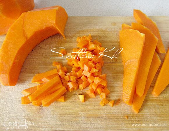 Тыкву нарезать мелким кубиком. Никогда не тру на терке, не люблю пюре.