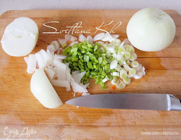 Лук нарезать на 4 части, а затем -тонкой соломкой.