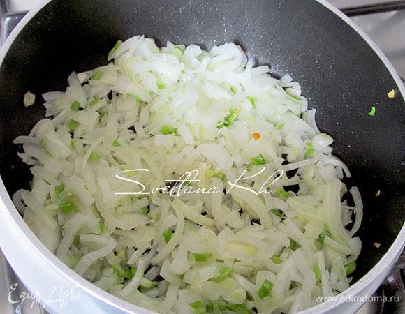В растительном масле слегка поджарить лук, до прозрачности.