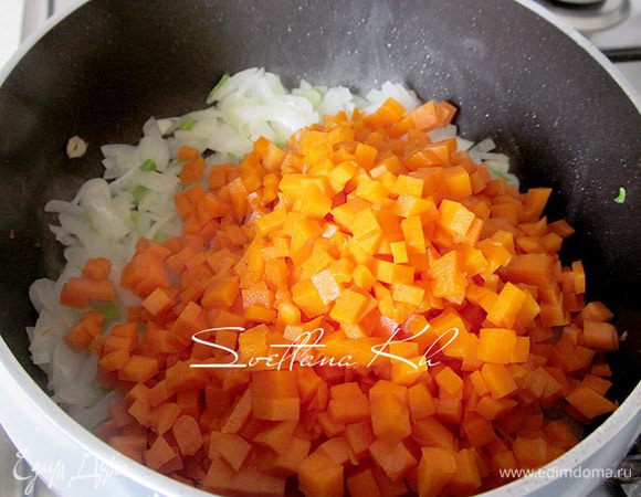 Добавить к нему нарезанную тыкву. Посолить и подсластить. Тыква бывает разной, поэтому соль и сахар на любителя. Мне нравится, когда чувствуется и то, и другое. Начинка не должна быть сладкой, она должна быть в меру посолена. Это как с мясом.... Добавить черный перец.