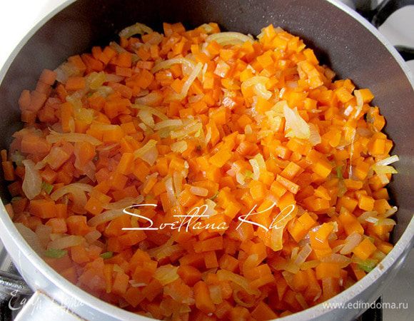 Тыкву долго не жарить, достаточно смешать соль и сахар, чтобы растворились. Тыква приготовится на пару.  Переложить начинку в другую посуду, чтобы быстрее остыла.